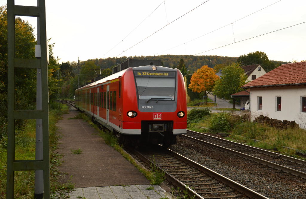 Als S2 nach Kaiserslautern kommt der 425 228-4 in Neckargerach am Abend des 13.10.2012 eingefahren. 
