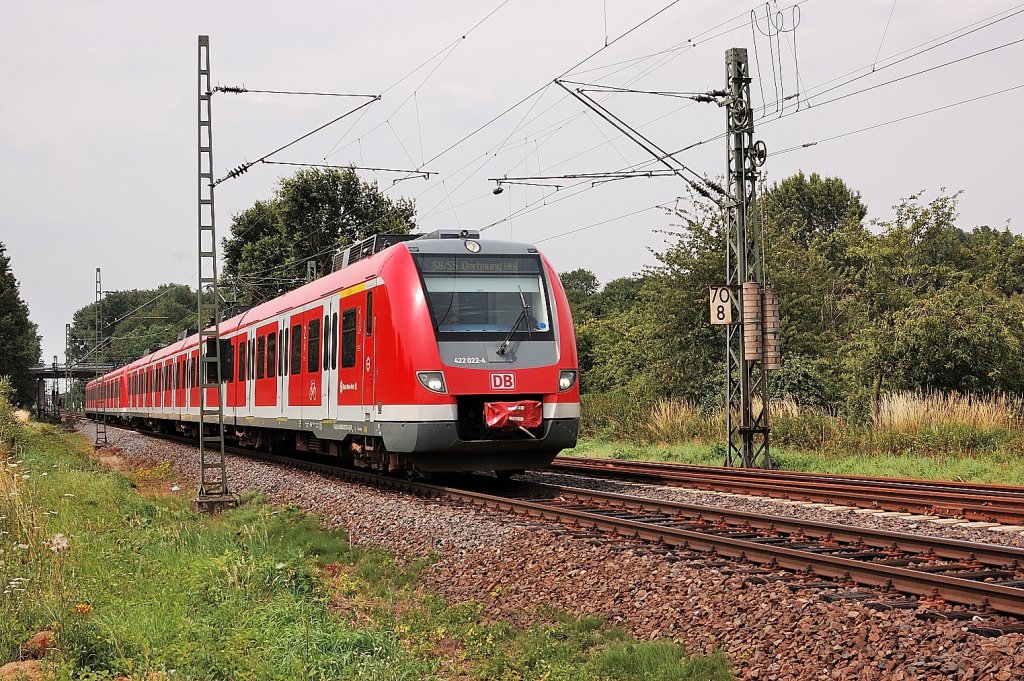 Als S8/S5 ist der 422 022-4 hier an der Bahnhofseinfahrt in Korschenbroich zu sehen.
17.7.2013