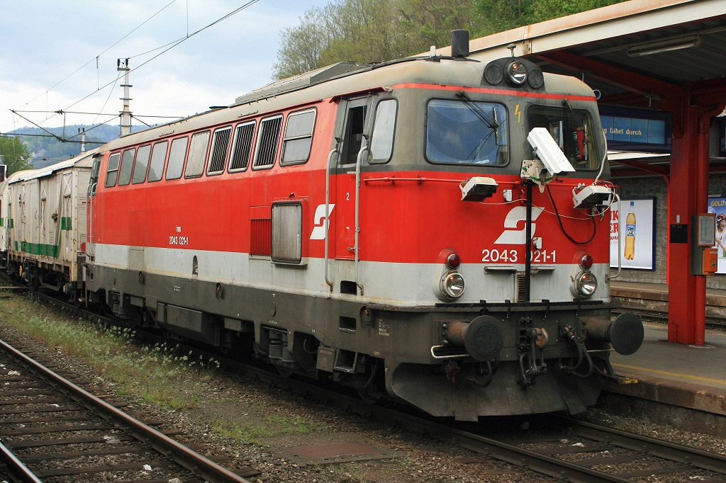 Als Schiebelok der Vetationskontrollfahrt war die 2043 021 eingeteilt. Auch hier sieht man die zus�tzlichen Scheinwerfer und die Kamera. Bf.Bruck/Mur 2.05.2009