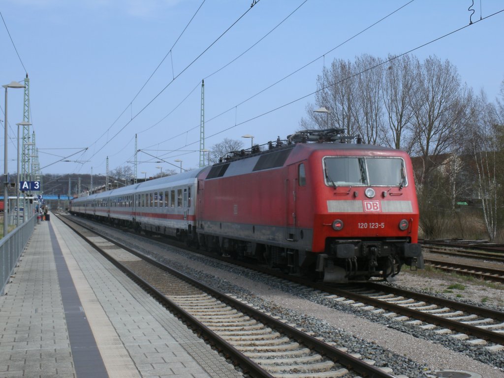 Als Schlulok fuhr 120 123,am 21.April 2012,im IC 2353 Erfurt-Binz,im Abschnitt Stralsund-Binz mit und erreichte Bergen/Rgen.Zuglok bis Binz 115 459.Auf der Rckfahrt mit dem Leerpark nach Stralsund war 120 123 die Zuglok.