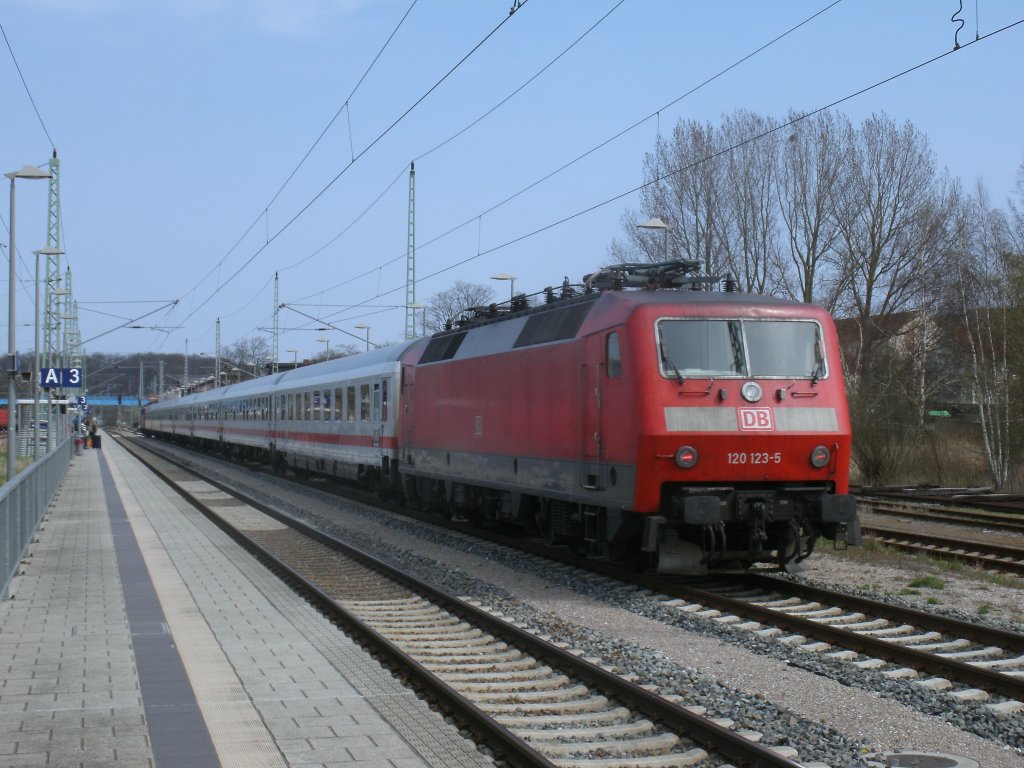Als Schlu�lok fuhr 120 123,am 21.April 2012,im IC 2353 Erfurt-Binz,im Abschnitt Stralsund-Binz mit und erreichte Bergen/R�gen.Zuglok bis Binz 115 459.Auf der R�ckfahrt mit dem Leerpark nach Stralsund war 120 123 die Zuglok.