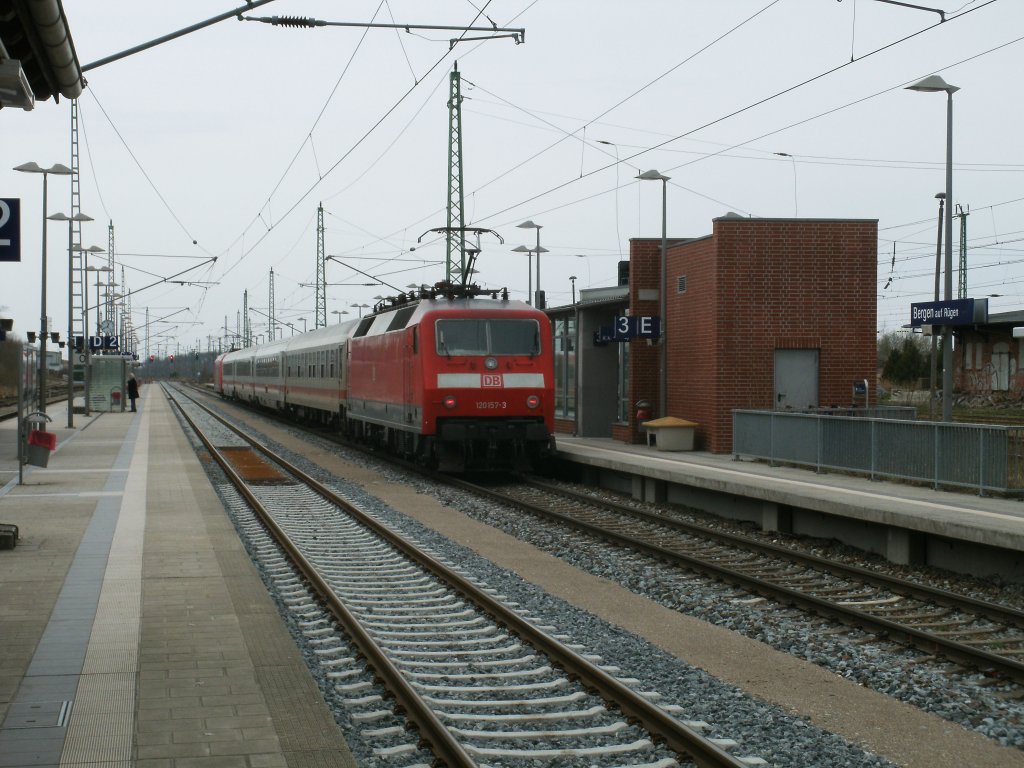 Als Schlu�lok fuhr,am 05.April 2011,120 157 ohne Halt,durch Bergen/R�gen,Zuglok war 101 018.
