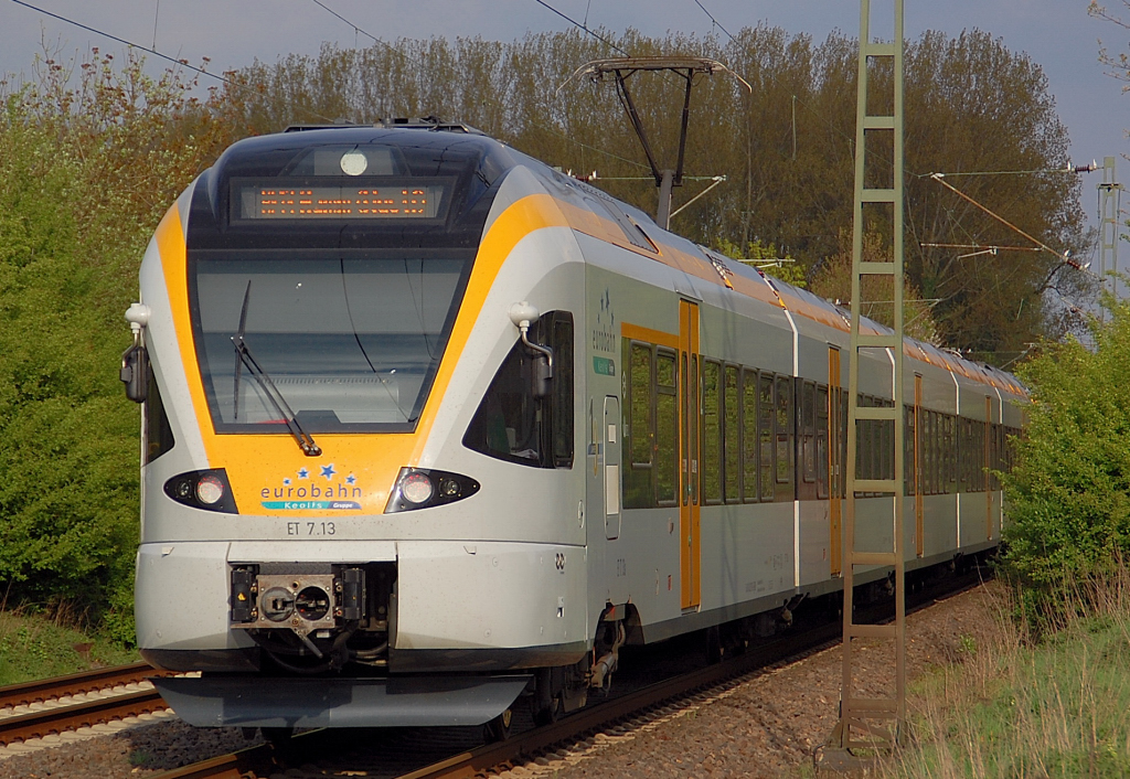 Als Schlutriebwagen hngt der ET 7.13 der Eurobahn an einem ziehenden ET 6.xx an der von Mnchengladbach kommend nach Hamm in Westfalen unterwegs ist. 13.4.2011