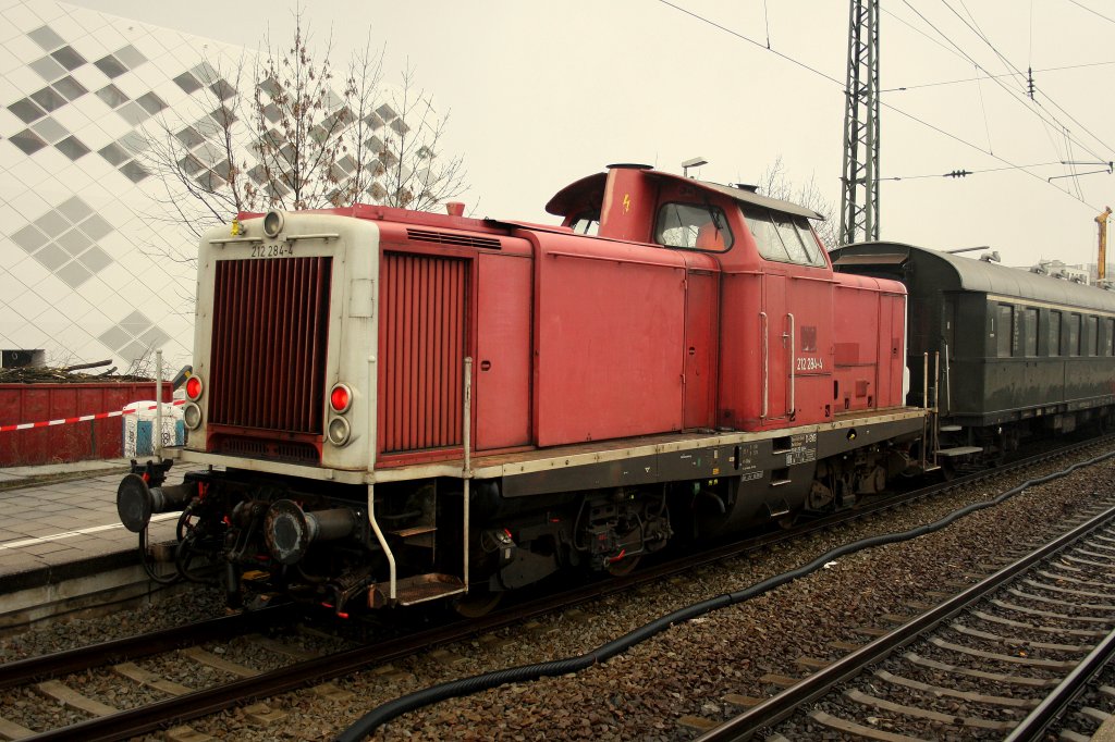Als Schublok war am 19.02.11 die 212 284-4 am Sonderzug zur Ski - WM nach Garmisch Partenkrichen. Ausfahrt Mnchen - Pasing