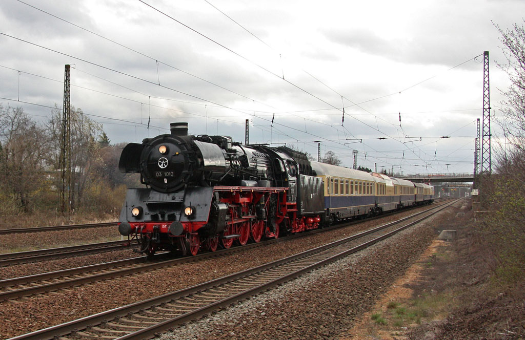 Als  Semper-Nostalgie-Express  war der Rheingold in seinem 50.Jubilumsjahr am 29.03.2012 von Kln nach Dresden unterwegs. Zwischen Halle/Saale und dem Zielbahnhof kam die Dampflok 03 1010 zum Einsatz. Hier durchfhrt der Zug gerade Leipzig-Wiederitzsch.