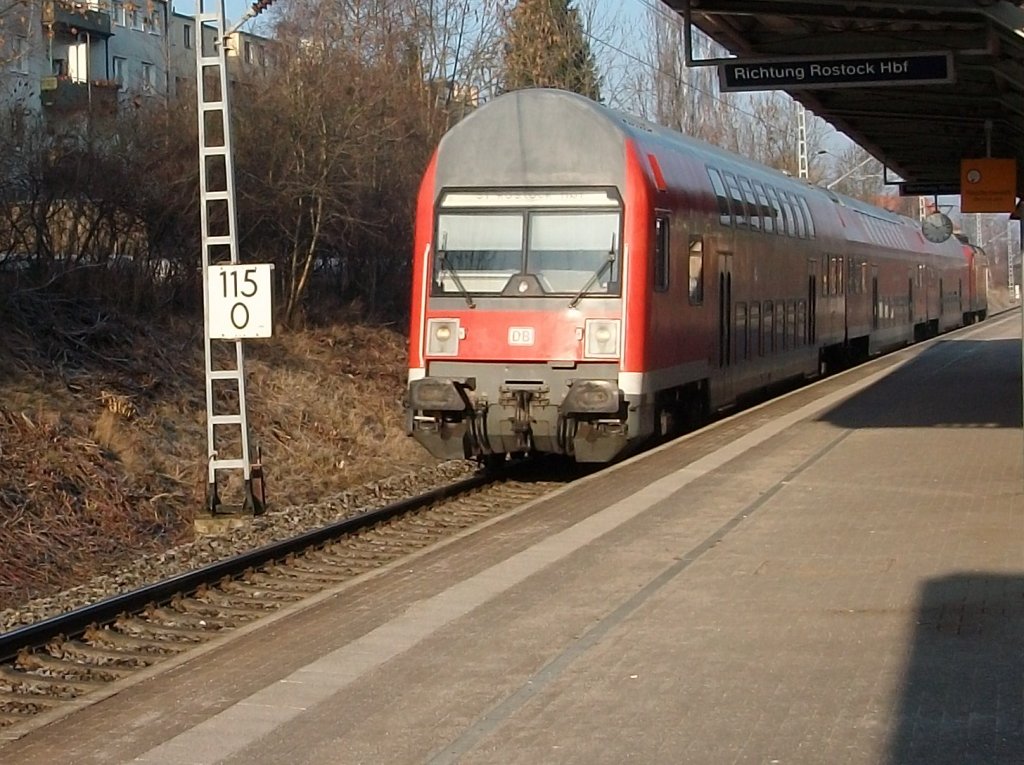 Als sich am 29.Januar 2011 die Rostocker S-Bahn Warnemnde-Rostock Hbf der Station Parkstrae nherte,war die Station noch Menschenleer,wenige Stunden spter strmtem die Fussballfans zum nahgelegenden Ostseestation.Auch wenn Hansa Rostock das Spiel,gegen VfB Stuttgart II mit 0:1,verlor blieb es an der Station friedlich was nicht immer der Fall ist.