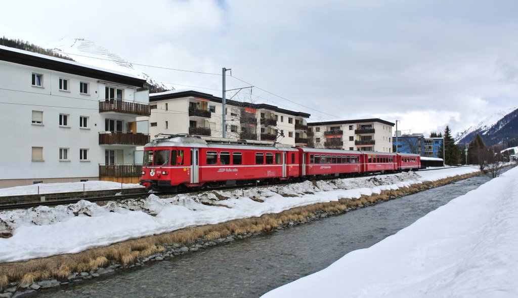 Als Skizug Davos Platz-Klosters Dorf verkehrte heute ausnahmsweise ein Be 4/4 Pendel, diese Pendel werden normalerweise als S-Bahn Chur eingesetzt. Im Bild erreicht Be 4/4 514 mit B 2417 und den ABt 1713+1716 als R 823 in Krze Davos Platz, 09.03.2013.