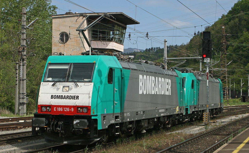 Als Sonderlokzug fahren die 186.126 + 186.127 von Bombardier am 2.05.2007 durch den Bahnhof von Bruck/Mur.