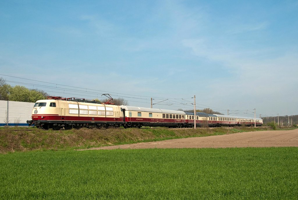 Als Sonderzug D 16144 (Wien Franz Josef's Bahnhof - Strasshof) verschlug es die BR 103.235 samt Wagensatz an die Nordwestbahn. Die Aufnahme entstand am Morgen des 25.04.2010 kurz vor Leobendorf-Burg Kreuzenstein.