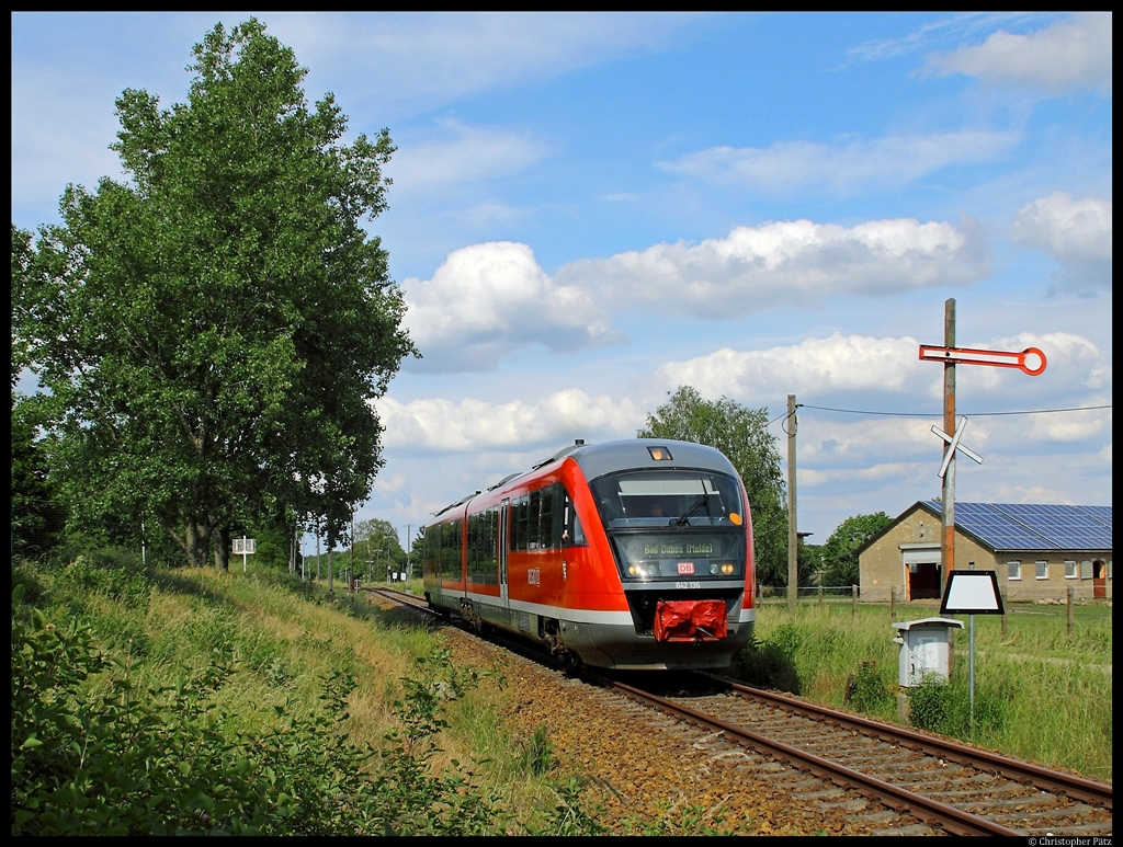 Als Sonderzug nach Bad Düben verlässt 642 203 am 10.06.2012 den Bahnhof Söllichau und passiert das in Deutschland wohl einmalige Formsignal der  Bauart DRE , welches inzwischen durch eine Trapeztafel abgelöst wurde. Nur an wenigen Tagen im Jahr besteht die Möglichkeit hier Züge zu fotografieren.