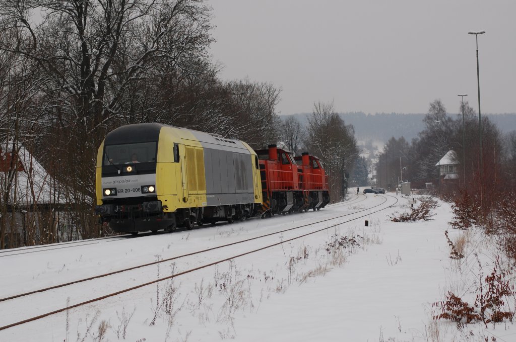 Als Tfzf 92058 Gladbeck West - Stendal durchfuhr am 22.01.2013 ER 20-006 mit 275 870-4 (ehem. RBH 832) und 275 867-0 im Schlepp den Bahnhof Bad Driburg richtung Ottbergen.