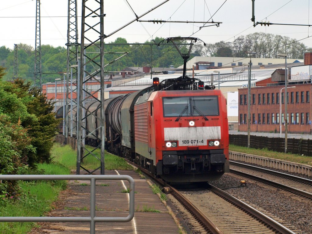 Als Umleiter am 14.05.2010 ber die KBS 485 nach Aachen West unterwegs, 189 071-4 donnert mit einem Gterzug ber Gleis 2 durch den Bahnhof Herzogenrath.
