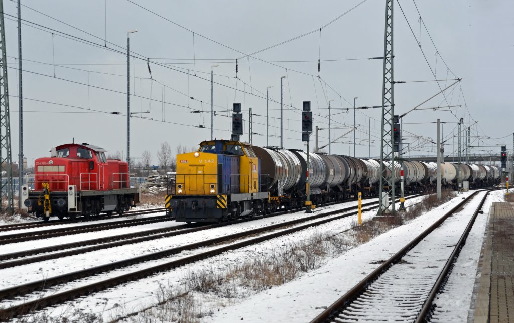Als V 142 am 20.02.13 einen Kesselwagenzug in den Gterbreich des Bahnhofs Bitterfeld zieht, trifft sie dort auf ihre abgestellte Kollegin 294 702.