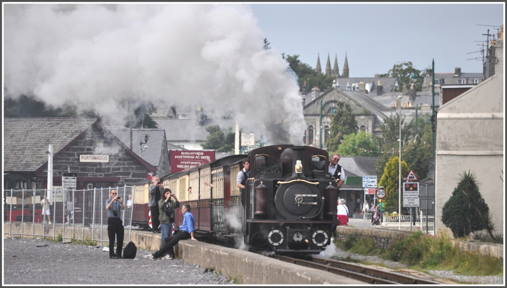 Als vierter Zug verl�sst heute der 13.34 Porthmadog Richtung Blaenau Ffestiniog, verfolgt von unz�hligen Fans und Photografen. (04.09.2012)