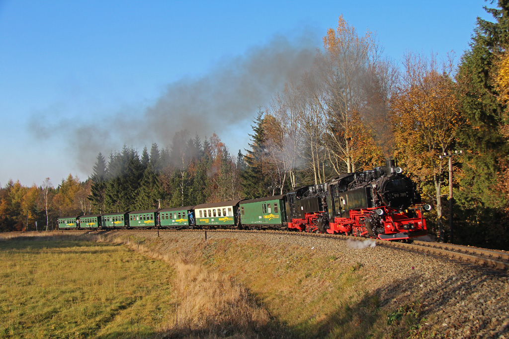 Als Vorspannlok kam sie an diesem Tag im zweiten Umlauf zum Einsatz, hier der Fotobogen hinter Kretscham, 23.10.2012.