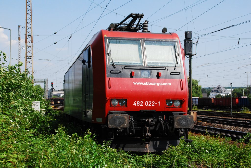 Als wenn man sie gar nicht mehr brauchen wrde, stand 482 022-1 der SBB-Cargo in einem Seitenarm des Paderborner HBf. Mitten im Grnen geprkt sah das schon etwas skuril aus. Von der Strasse aus gar nicht zu sehen, habe ich das Gesicht der Lok nur durch Zufall im Rckspiegel gesehen. Am Nachmittag des 10.07.2010.
