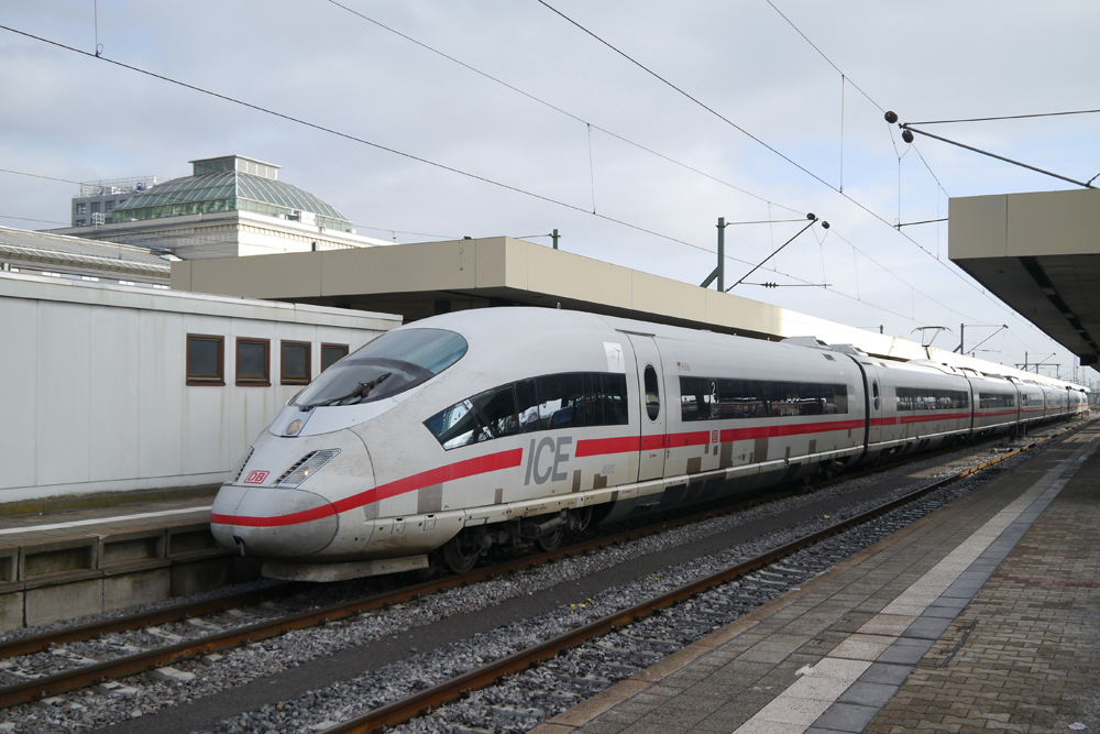 Als Werbetrger fr die 50-jhrige deutsch-franzsische Zusammenarbeit wurde neben einem TGV Duplex 4715 der Flickenteppich-ICE 406 082-8 ausgewhlt. Hier hlt er als ICE 9554 im Mannheimer Hbf. (28.01.2013)

http://eisenbahn-kurier.de/startseite/1908-db-und-sncf-feiern-50-jahre-deutsch-franzoesische-freundschaft-mit-besonderem-angebot