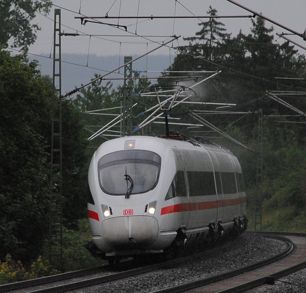 Als das Wetter leicht auflockerte kam der Gegenzug um die Kurve und mit diesem die Wende zum guten Wetter. Dieser ICE-T hat als Zielbahnhof Berlin. Aufgenommen auf der Kbs 840 in der N�he von Hochstadt. 22.06.2011.