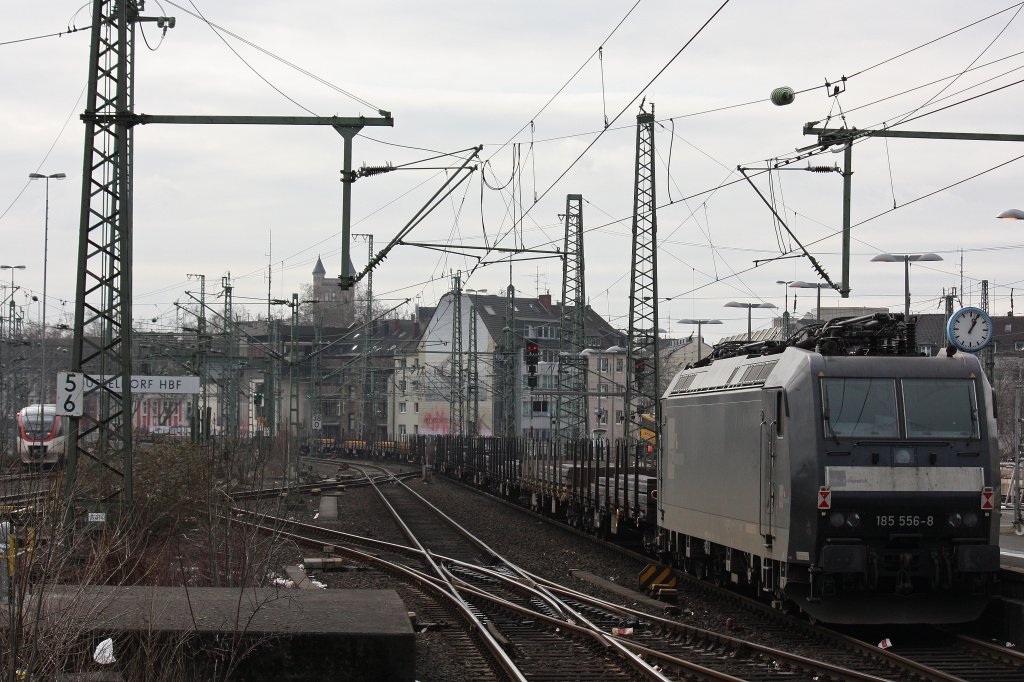 Als wir am 11.3.12 im Dsseldorf Hbf aus der S-Bahn stiegen fuhr gerade der umgeleitete CFL Cargo Stahlzug von Oberhausen-West nach Trier Ehrang durch.Gezogen wurde der Zug von der MRCE 185 557 (i.E. CFL Cargo) von der wir leider kein Foto mehr machen konnten.Dafr lief am Zugschluss noch die MRCE 185 556 mit,welche ebenfalls fr CFL Cargo im Einsatz ist.