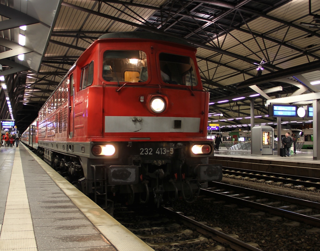 Als wir gegen 19 Uhr vom Erfurter Weihnachtsmarkt zum Bahnhof zurckkehrten um den Advents- Express nach Gttingen zu boarden, staunten wir nicht schlecht, als 232 413-5 dann den Zug zurck ziehen sollte. Kommt auch mal vor. Aufgenommen am 03.12.2011.