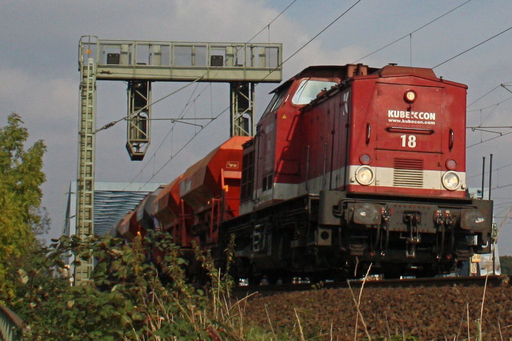 Als wir gerade ankamen wuden wir am 18.10.10 an der Sderelbbrcke von CubeCon 18 mit einem kurzen Schotterzug berrascht 