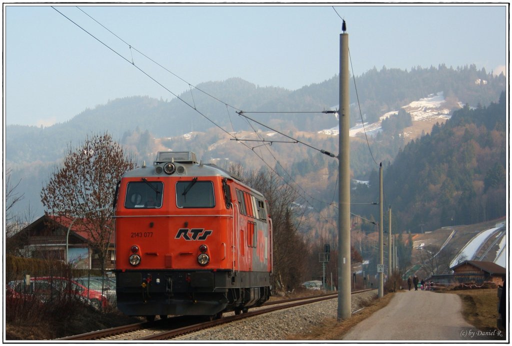 Als wir gerade den B berqueren wollten, um die normal 40. Minuten Zug  Freizeit  als Essenspause zu nutzen, wurde das Signal grn. Nanu? Um diese Zeit fhrt aber kein Zug, also schnell Kamera ausgepackt, ein paar Meter vorgelaufen, und dann kam dieses dicke -Ei. 2143 077 von RTS als Tfzf  von Mittenwald gen Mnchen. Da hamwer uns gefreut :) (19.02.2011) 
