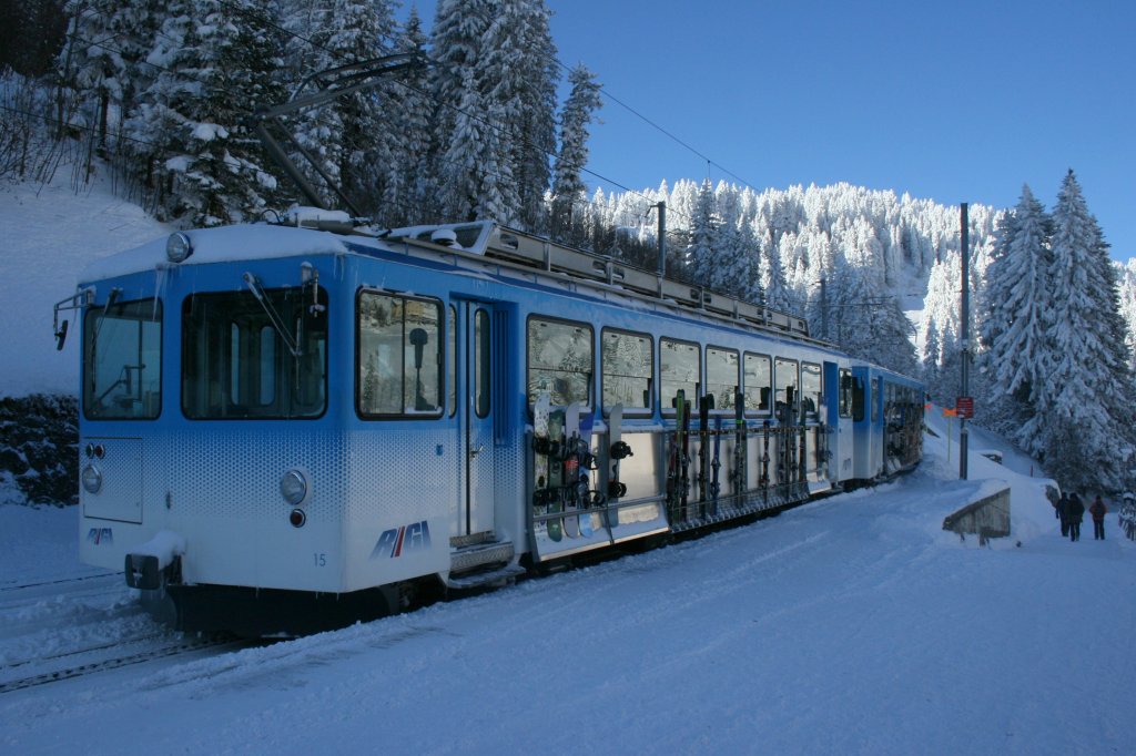 Als Zug 129 die Station Rigi-Klsterli verlsst, hat die Sonne diesen untersten Punkt des Skigebietes noch nicht erreicht. Trotzdem wird dem neuen Pendelzug mit BDhe 4/4 15 noch eine ltere Garnitur nachfolgen (20.12.2009)