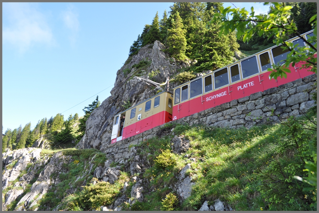 Als Zug 642 1.Teil rattert Lok 20 unterhalb des Stepfeggtunnels wieder talwrts. (27.06.2012)