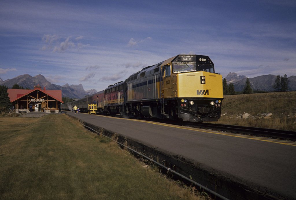 Als der Zug „The Canadian“ noch ber Lake Louise, Banff und Calgary fuhr. 6401 der VIA-Rail mit dem „Canadian“ von Vancouver nach Toronto am 09.10.1989 in Lake Louise.