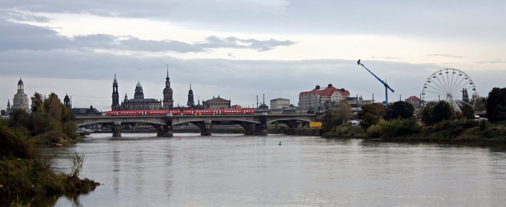 Als zwei 612er ber die Marienbrcke dieselten, hatte sich der Himmel leider schon wieder zugezogen und die warme Herbstsonne verdeckt; RE17031 Dresden - Zittau auf der Marienbrcke zwischen Bft Dresden-Mitte und Bft Dresden-Neustadt vor der barocken Stadtkulisse von Elbflorenz, 19.10.011.