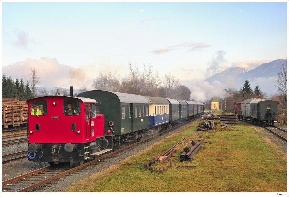 Als zweite Lok fr den Krampuszug von Weizelsdorf nach Ferlach war die 2061.201 eingesetzt, welche in Fahrtrichtung Weizelsdorf natrlich die Zuglok war. Hier bei der Einfahrt in Weitzelsdorf, 28.11.2009.