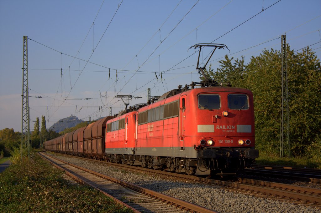 Als zweites Abendbild am 24.09.2011 fuhr die 151 108-8 durch Unkel.