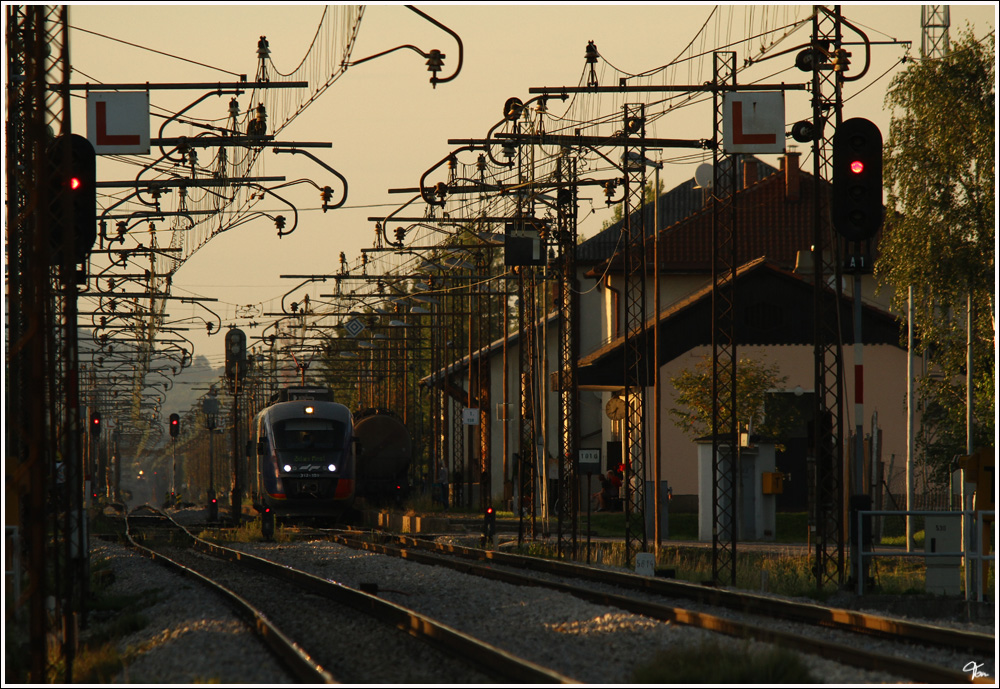 Also mich beeindruckt die Form der Oberleitung in Slowenien.Teleaufnahme vom SZ Triebwagen 312 109, welcher als R 2925 von Maribor nach Zidani Most unterwegs war.
Race 11.8.2011