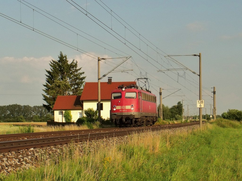 Also die Pbz werden immer krzer. Davor nur eine 120 mit einem Wagen, heute nur eine Lok nmlich 115 307. (05.07.2010, Kfering)