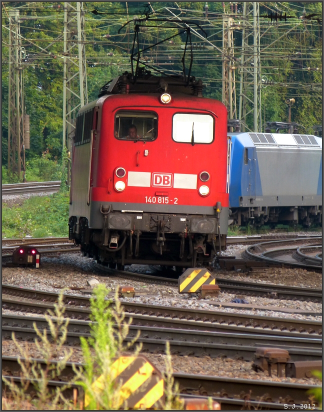 Alt aber robust. Im difusen Abendlicht des 26.Juni 2012 wartet die 140 815-2
auf Einfahrt im Aachener Westbahnhof.