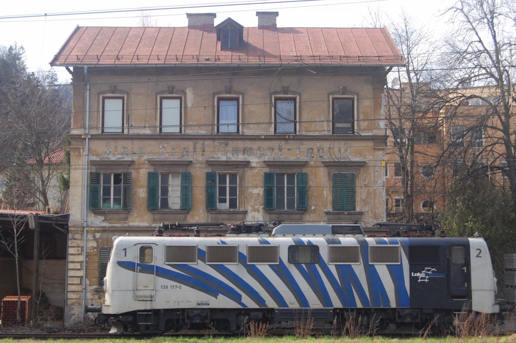 Alt und alt 139 1770 stand am 2.4.2010 vor dem alten Fabriksgebäude