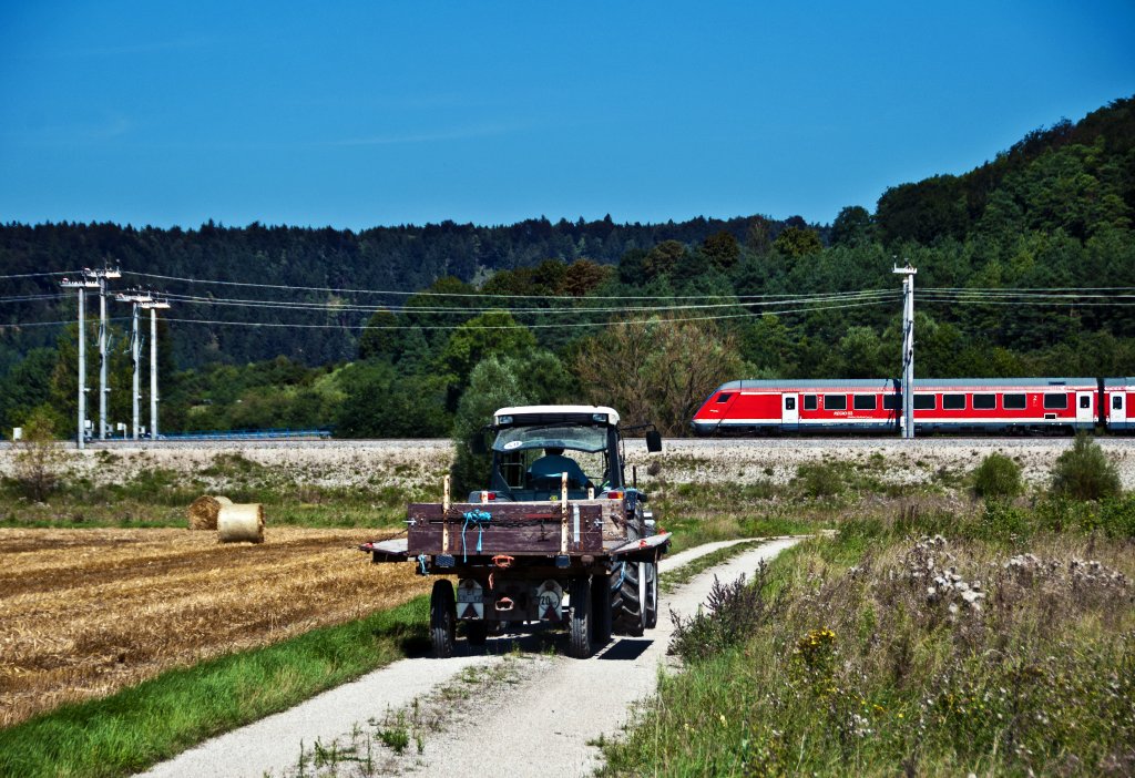 Alt gegen Neu, wer macht das Rennen. RE von Mnchen nach Nrnberg am 21.08.2010 bei der Einfahrt in den Bahnhof Kinding.