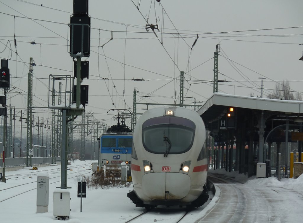  Alt  neben  Neu  ..
Kndelpresse  Gottlieb  und ICE warten am Dresdner HBF whrend der ICE innen gereinigt wird da er in wenigen Minuten an einnen weitern gekuppelt wurde.
6.12.10