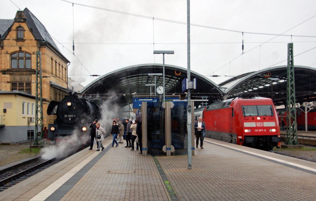 Alt neben neu. W�hrend 35 1097 mit ihrem Sonderzug nach Saalfeld noch auf die Weiterfahrt warten muss, zieht 101 077 ihren IC weiter nach Leipzig. Fotografiert am 06.11.10 auf dem Hbf Halle(S).