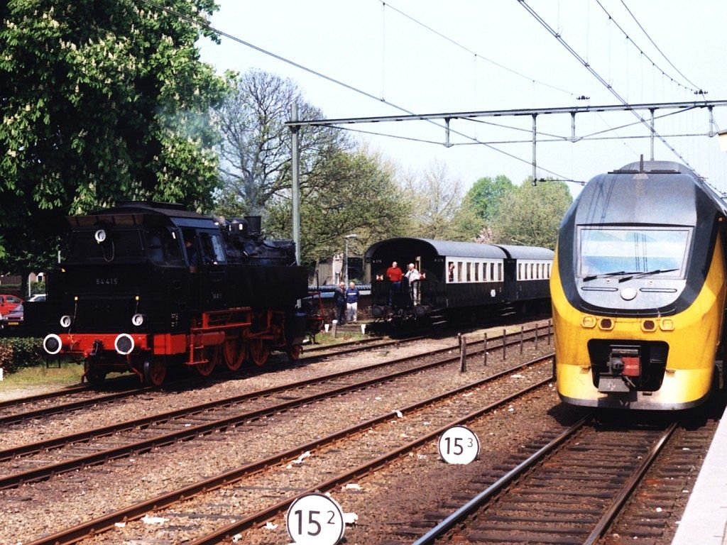 Alt und neu: 64 415 der VSM und eine moderne Regionrunner der NS auf Bahnhof Dieren am 27-4-1999. Bild und scan: Date Jan de Vries.