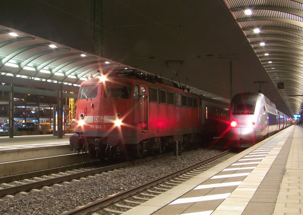 Alt und Neu, die B�gelfalte 113 268-7 mit dem IC 2057 Saarbr�cken - Frankfurt (Main) steht neben TGV 4416 als TGV 9552 Frankfurt (Main) - Paris Est am 09.11.2011 in Kaiserslautern Hbf