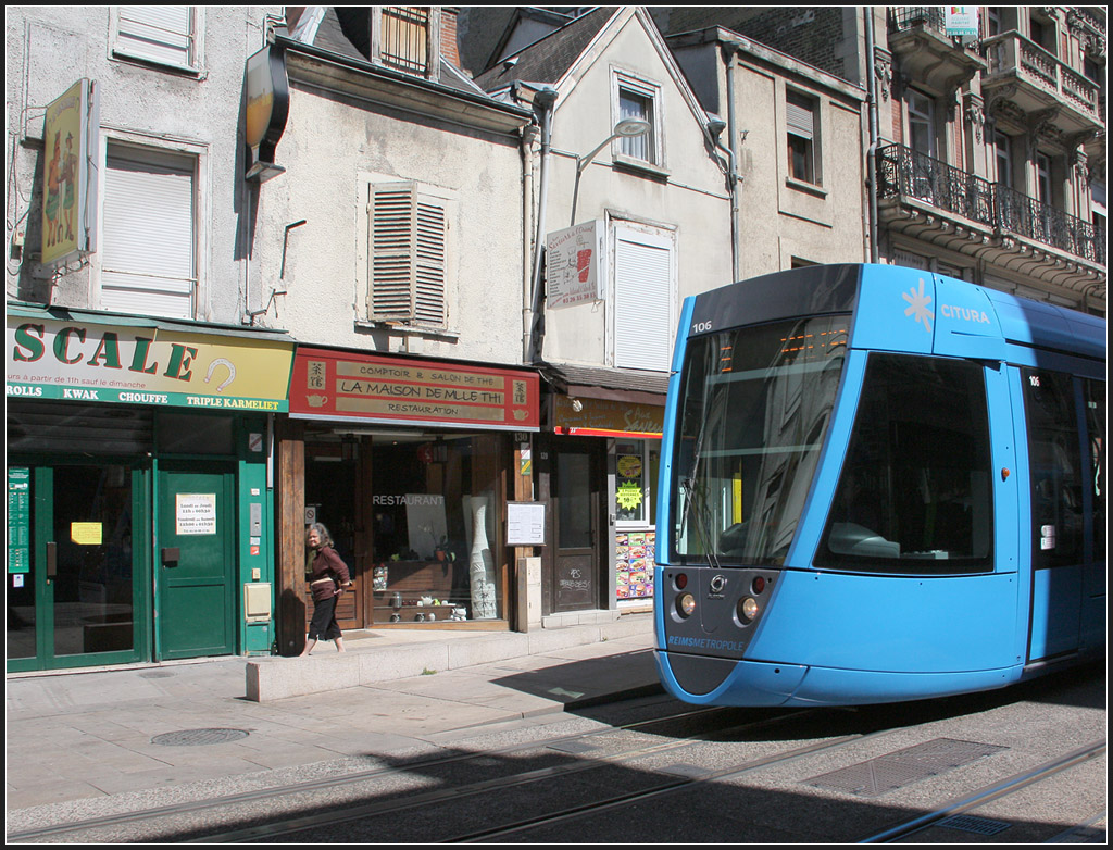 Alt und neu - 

Impressionen der Altstadtdurchfahrt von Reims mit der blauen Tram 106. 

23.07.2012 (M)