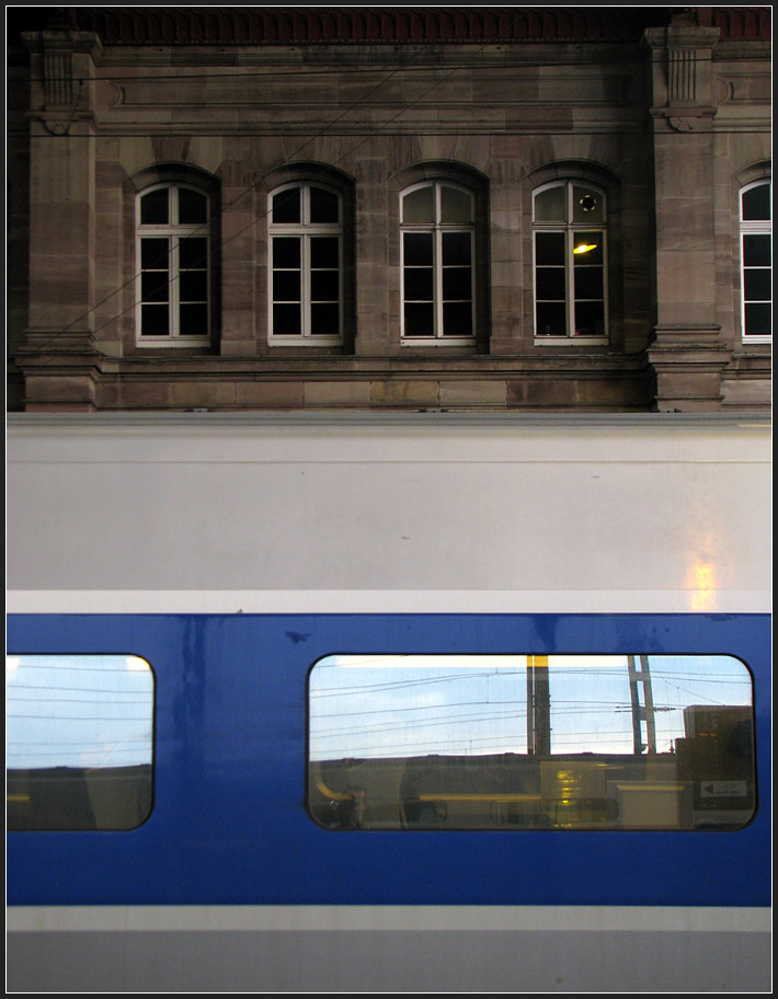 Alt und neu - 

Moderner TGV vor dem Straßburger Bahnhofsgebäude. 

29.10.2011 (J)