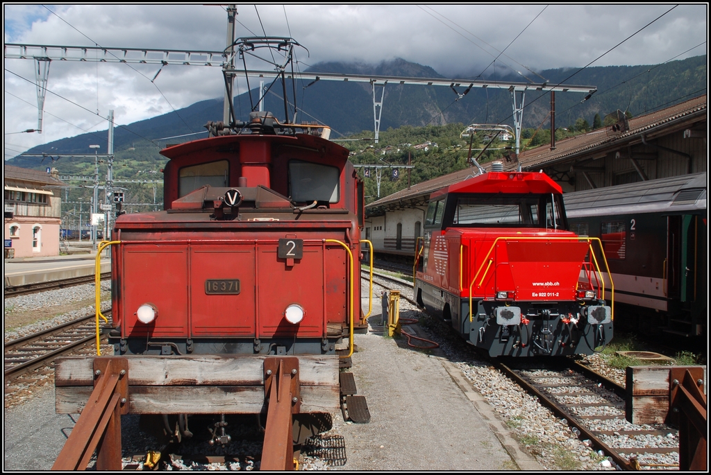 Alt und Neu nebeneinander: ungefhr 70 Jahre liegen zwischen dem Baujahr der Ee 3/3 16371 (links) und dem der neue Ee 922 011-3; Brig, 29. Juli 2010.