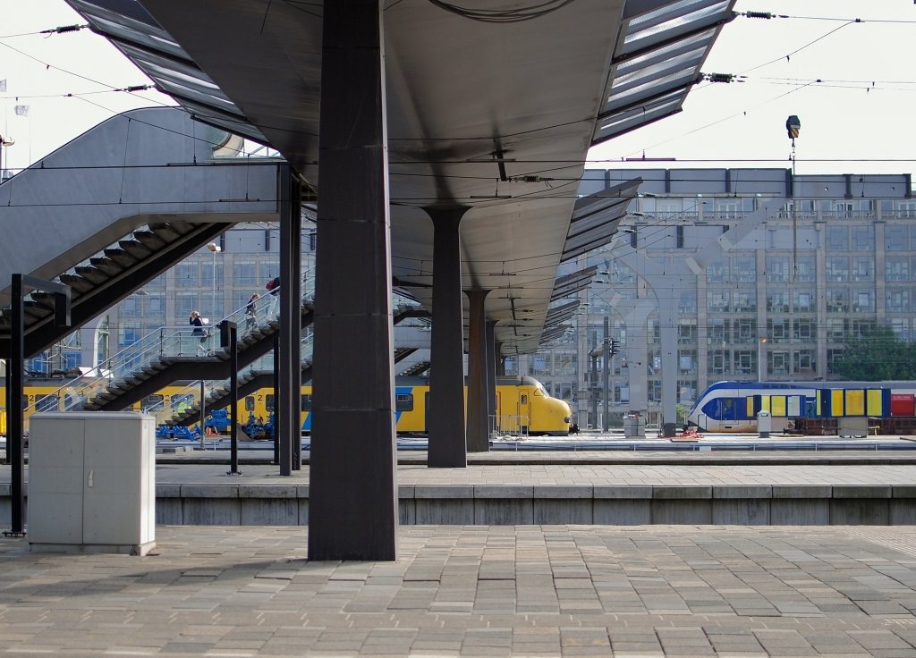 Alt und Neu treffend in bild, hinten das alte Handelsgebaude mit im vordergrund die neue fugngerbrucke und Plan V (1969) und ET 2404 (2009)in ein bild, aufnahme ist am 05.10 2010 in Rotterdam Centraal