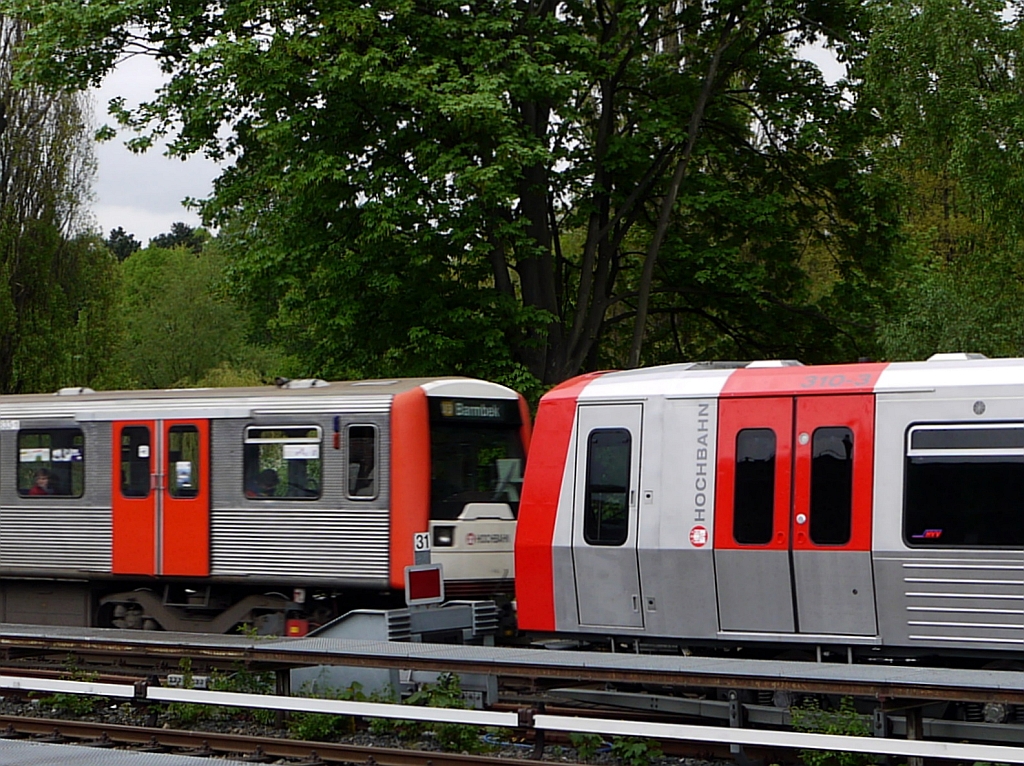 Alt und neu: whrend vorne ein brandneuer DT5-Zug auf dem Abstellgleis steht, braust im Hintergrund ein alter DT3-Zug Richtung Barmbek vorbei. Abstellanlage  Saarlandstrae  in Hamburg-Winterhude, 12.5.2013