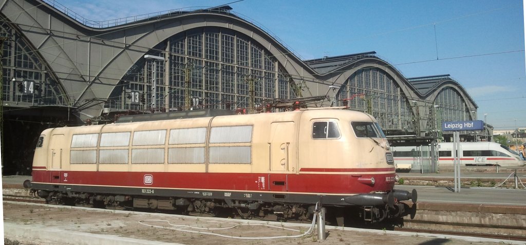 Alt und Neu.
Die 103 222 steht am 17.5.13 im Leipziger Hbf auf dem Gleis 15, whrend im Hintergrund ein ICE-T als ICE 1614 nach Hamburg-Altona seinen Weg antritt.
Leipzig, der 17.5.13