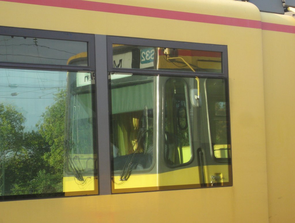 Alt spiegelt sich in Neu. Zu dieser Spiegelung kam es am 22.09.2011 in Karlsruhe Hbf. Der  Alte  ist Tw 808 der als S32 von Rastatt nach Bruchsal-Menzingen fuhr und der  Spiegel  sind die Fenster des Tw 837 (Der 1. unter neueren Zweisystemer) der Als S5-Eilzug von Karlsruhe Hbf nach Pforzheim Hbf fuhr.