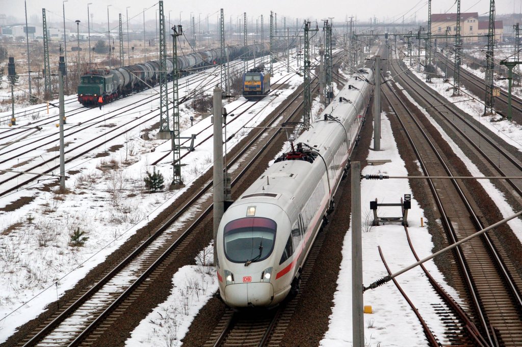 Alt trifft neu. Am 07.02.10 f�hrt ein ICE-T durch Bitterfeld Richtung Leipzig, w�hrend 254 052 der LEG auf die Abfahrt wartet.