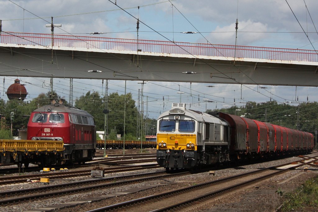 Alt trifft  Neu  am 9.8.11 in Duisburg-Bissingheim.Wrend 218 387 zur Ausfahrt rollt kommt ECR 247 016 mit dem  Reisholzer  durch.